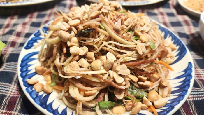 Nộm hoa chuối giàu chất xơ, kết hợp với rau thơm, lạc rang... tạo nên một món ăn vừa ngon miệng vừa thanh mát.