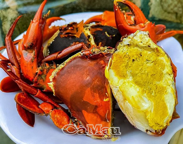 Cua cốm hấp chín nổi bật với lớp cốm vàng béo bùi, tạo nên hương vị đặc trưng.
