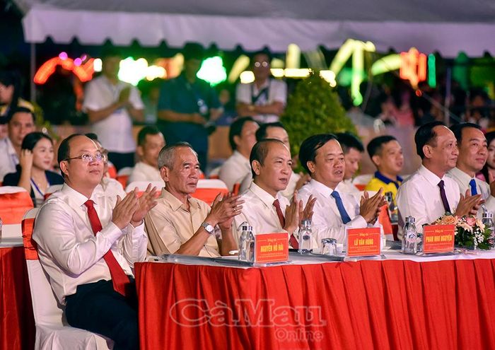 Các đồng chí lãnh đạo, nguyên lãnh đạo Trung ương và tỉnh Cà Mau dự chương trình khai mạc Ngày hội Văn hoá di sản và Lễ hội Khinh khí cầu tỉnh Cà Mau lần thứ I - năm 2026.