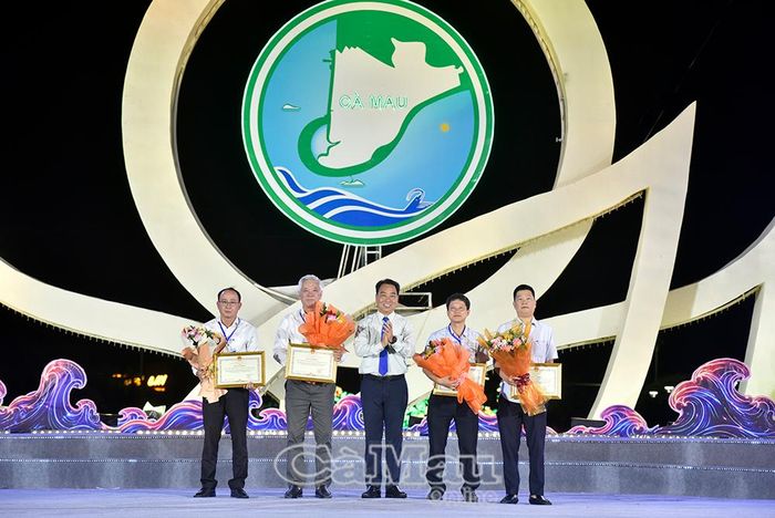 Phó Bí thư Tỉnh uỷ, Chủ tịch UBND tỉnh Lữ Quang Ngời tặng Bằng khen cho các đơn vị tham gia tổ chức "Không gian trưng bày các miền di sản Việt Nam".