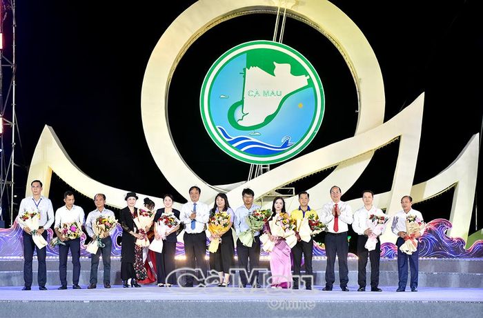 Bí thư Tỉnh uỷ Nguyễn Hồ Hải (thứ ba từ phải sang) và Phó Bí thư Thường trực Tỉnh uỷ Huỳnh Quốc Việt (thứ sáu bên trái) tặng hoa và thư cảm ơn các đơn vị tài trợ.