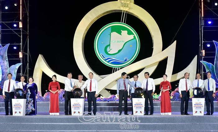 Các đồng chí lãnh đạo, nguyên lãnh đạo Trung ương và tỉnh Cà Mau thực hiện nghi thức khai mạc Ngày hội Văn hoá di sản và Lễ hội Khinh khí cầu tỉnh Cà Mau lần thứ I - năm 2026.