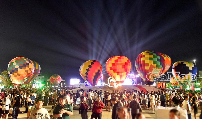 Những quả khinh khí cầu đầy sắc màu kết hợp với hiệu ứng ánh sáng tạo nên khung cảnh lung linh.