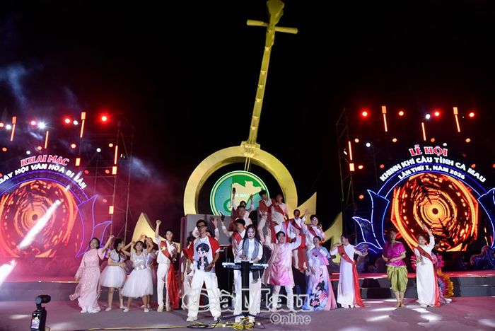 Ban nhạc trẻ trình diễn các điệu nhạc sôi động kết hợp với biểu diễn khinh khí cầu.