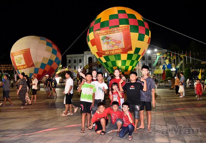 Trẻ em lưu lại khoảnh khắc kỷ niệm với những quả khinh khí cầu.