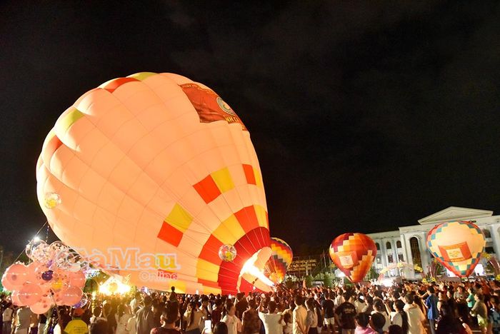Một quả khinh cầu kích cỡ lớn thu hút sự hiếu kỳ của người dân địa phương và du khách.
