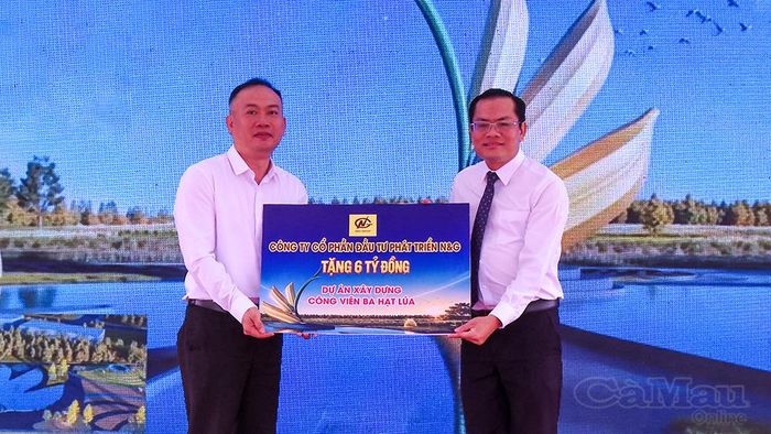 Đồng chí Ngô Vũ Thăng (bên phải), Phó Chủ tịch UBND tỉnh, tiếp nhận kinh phí hỗ trợ từ Công ty Cổ phần Đầu tư Phát triển N&G.