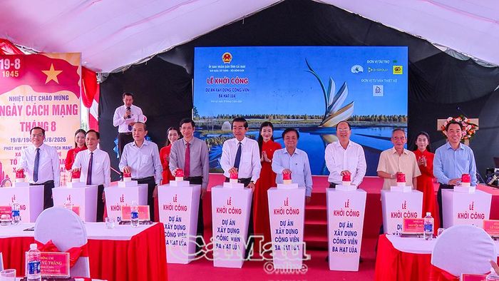  Các đại biểu ấn nút khởi công Công viên Ba Hạt Lúa tại xã Vĩnh Lợi, tỉnh Cà Mau.
