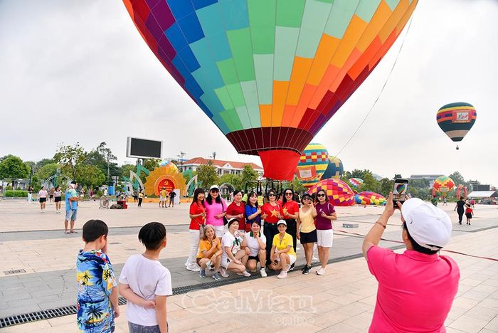 Mọi người tranh thủ check-in bên những khinh khí cầu khổng lồ.