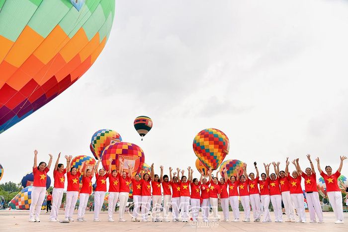 Rất đông người dân địa phương đến thưởng thức màn trình diễn khinh khí cầu.