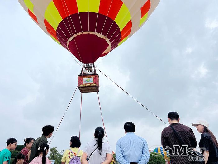 Đông đảo người dân, du khách chờ đợi để được ngắm nhìn toàn cảnh Quảng trường Hùng Vương từ trên khinh khí cầu.