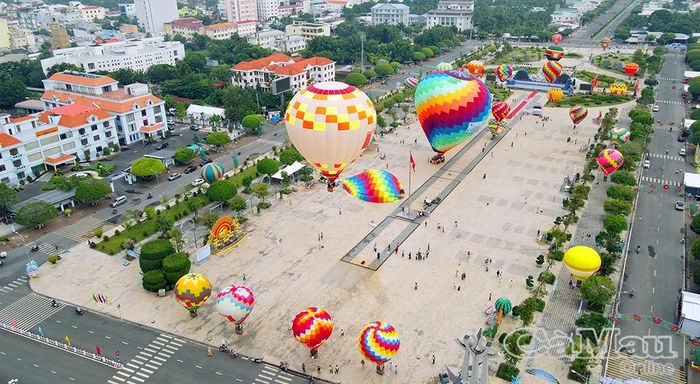 Ngay từ sáng sớm, gần 30 khinh khí cầu đã tung bay trên Quảng trường Hùng Vương để phục vụ người dân và du khách đến trải nghiệm.