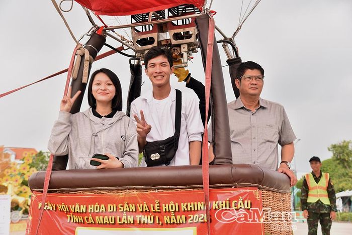 Du khách hào hứng khi lần đầu trải nghiệm bay khinh khí cầu.