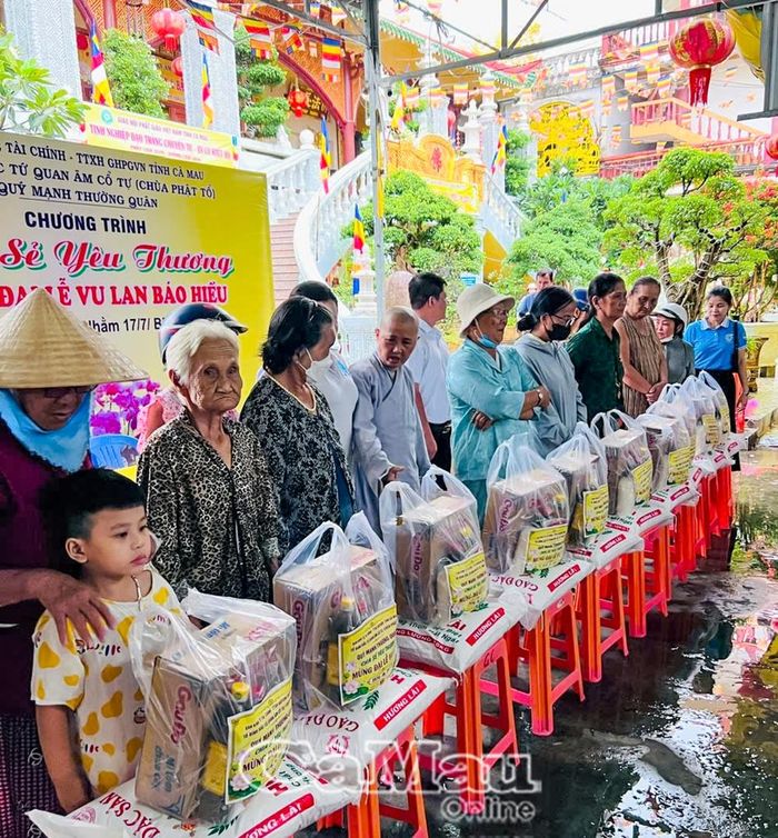 Những phần quà nghĩa tình được trao tận tay bà con có hoàn cảnh khó khăn trên địa bàn phường An Xuyên.