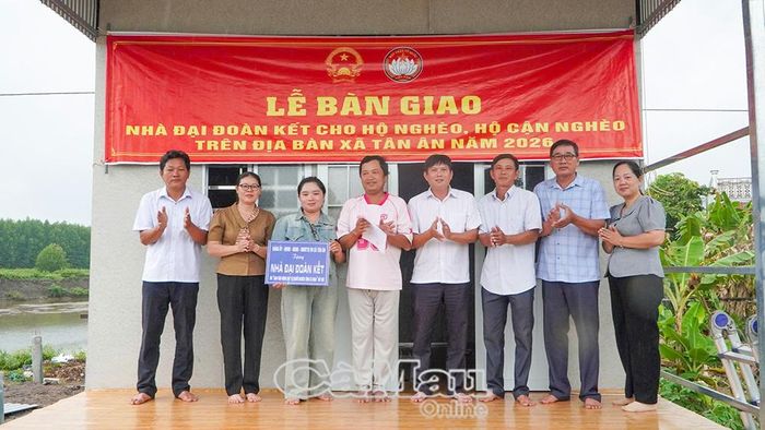 Phó Chủ tịch UBND xã Tân Ân Lê Hoài Phương (thứ 4 từ phải sang), trao quyết định bàn giao nhà cho gia đình anh Phan Văn Nhuận, ấp Tân Tạo.