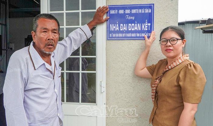 Bà Nguyễn Thị Thậm, Phó Chủ tịch Uỷ ban MTTQ Việt Nam xã Tân Ân gắn bảng nhà Đại đoàn kết cùng gia đình ông Nguyễn Văn Tấn, ấp Bảo Vĩ.