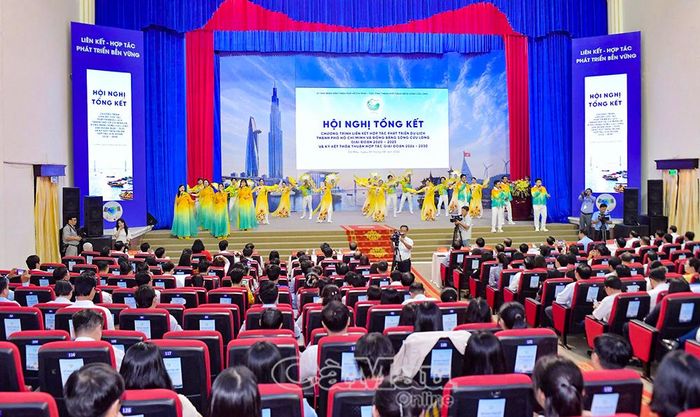Tiết mục văn nghệ sôi động chào mừng Hội nghị.