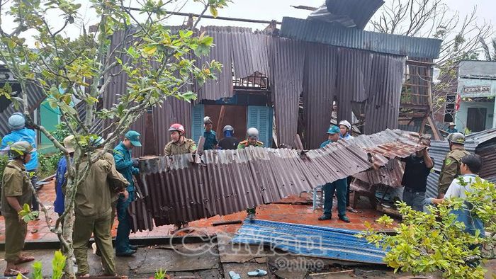  Lực lượng Công an, Quân sự, đoàn viên, thanh niên và ấp Kim Đài hỗ trợ gia đình ông Lăng dọn dẹp, khắc phục hậu quả.