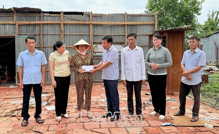  Phó Chủ tịch UBND xã U Minh Phạm Văn Chuột động viên và trao kinh phí hỗ trợ gia đình.
