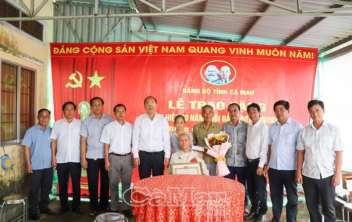 Bí thư Tỉnh uỷ Nguyễn Hồ Hải (thứ 5 từ trái sang) cùng đoàn công tác chụp ảnh lưu niệm với gia đình đảng viên Trần Nhượng, Khóm 1A, phường Giá Rai.