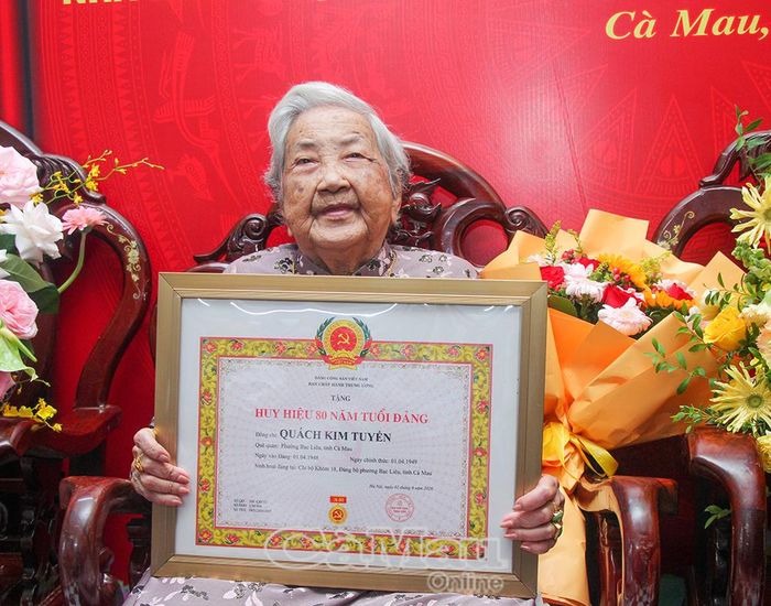 Niềm vui của đảng viên Quách Kim Tuyến khi nhận Huy hiệu 80 năm tuổi Đảng.