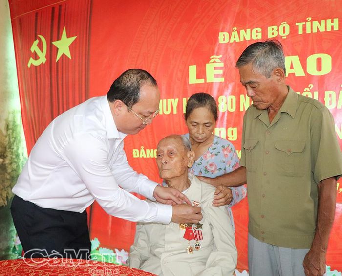 Bí thư Tỉnh uỷ Nguyễn Hồ Hải trao Huy hiệu 80 năm tuổi Đảng cho đồng chí Trần Nhượng.