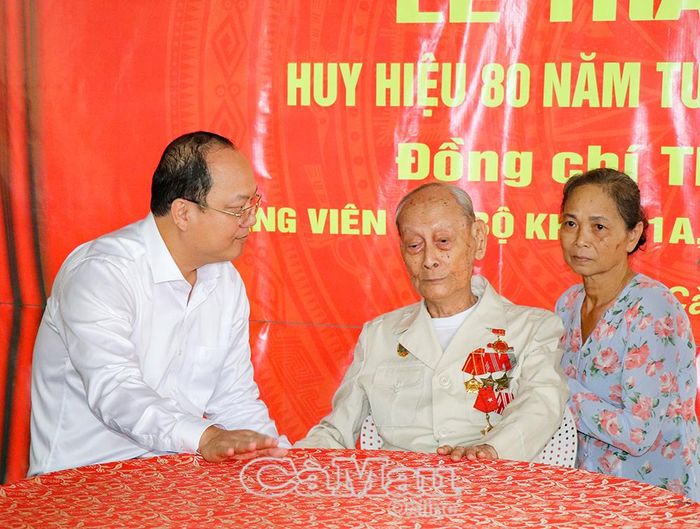 Bí thư Tỉnh uỷ Nguyễn Hồ Hải ân cần thăm hỏi sức khoẻ, đời sống và chúc mừng đồng chí Trần Nhượng.