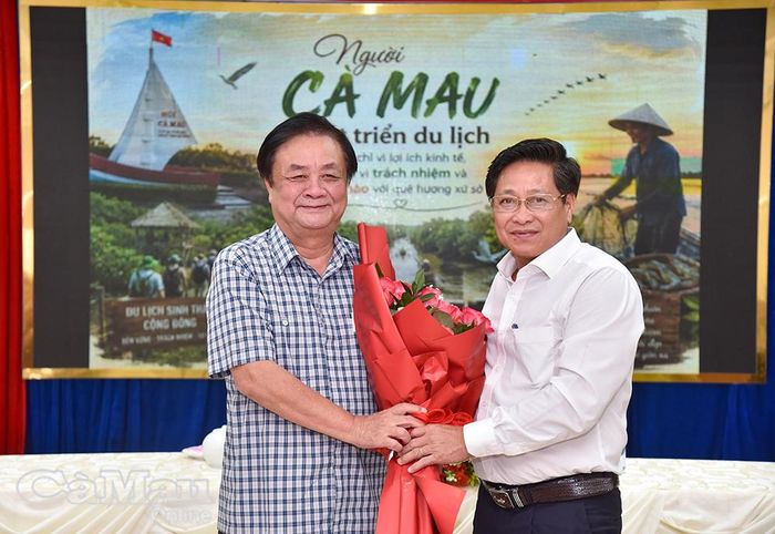 Thay mặt lãnh đạo tỉnh Cà Mau, Phó Chủ tịch HĐND tỉnh Bùi Tấn Bảy tặng hoa cảm ơn đồng chí Lê Minh Hoan.
