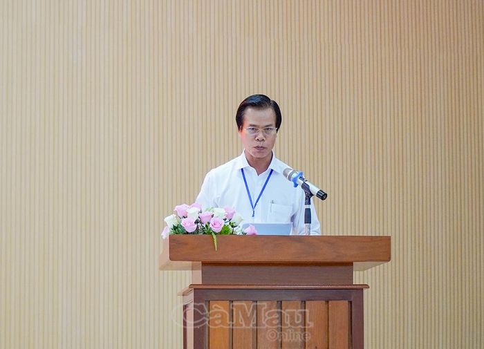 Hiệu trưởng Trường Chính trị tỉnh Cà Mau Dương Văn Thạnh báo cáo kết quả thực hiện nhiệm vụ với Đoàn công tác.