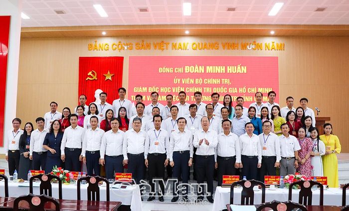 Đoàn công tác Học viện Chính trị Quốc gia Hồ Chí Minh và lãnh đạo tỉnh Cà Mau chụp ảnh lưu niệm cùng tập thể Ban Giám hiệu, cán bộ, giảng viên Trường Chính trị tỉnh.
