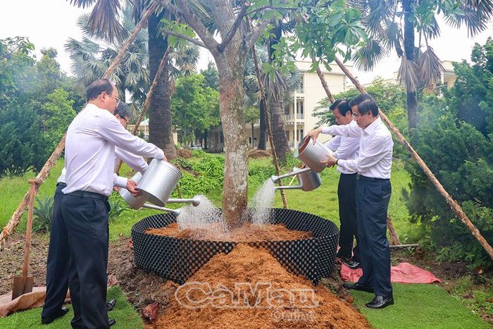 Đồng chí Đoàn Minh Huấn (bìa phải), đồng chí Nguyễn Hồ Hải (bìa trái), cùng Đoàn công tác và lãnh đạo Trường Chính trị trồng cây lưu niệm tại khuôn viên trường.