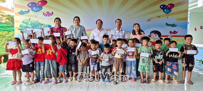 Đồng chí Lê Thanh Triều, Uỷ viên Ban Thường vụ Tỉnh uỷ, Phó Chủ tịch Thường trực Uỷ ban MTTQ Việt Nam tỉnh Cà Mau (giữa) trao quà cho học sinh có hoàn cảnh khó khăn tại Trường Mẫu giáo Phong Lan.