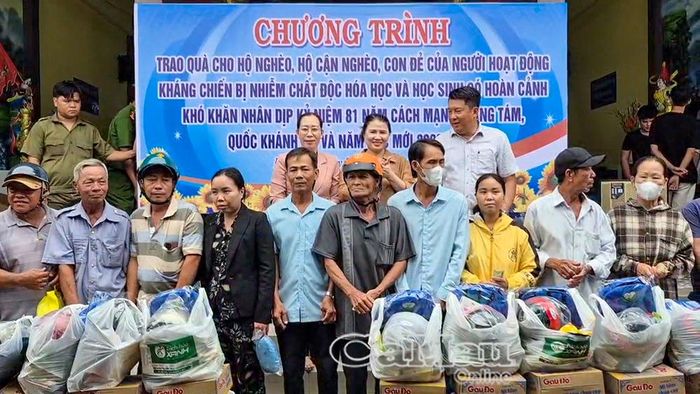 Mạnh thường quân trao quà cho các hộ dân có hoàn cảnh khó khăn trên địa bàn xã Đông Hải.