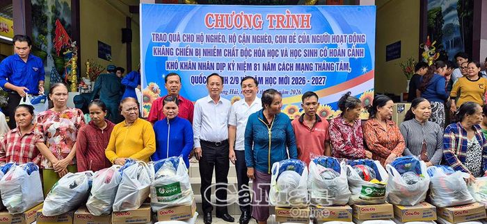 Phó Bí thư Tỉnh uỷ, Chủ tịch HĐND tỉnh Phạm Văn Thiều (giữa) cùng Bí thư Đảng uỷ xã Đông Hải Dương Quốc Nhẫn (bên trái) và nhà tài trợ Nguyễn Văn Sử (bên phải) trao quà cho người dân.