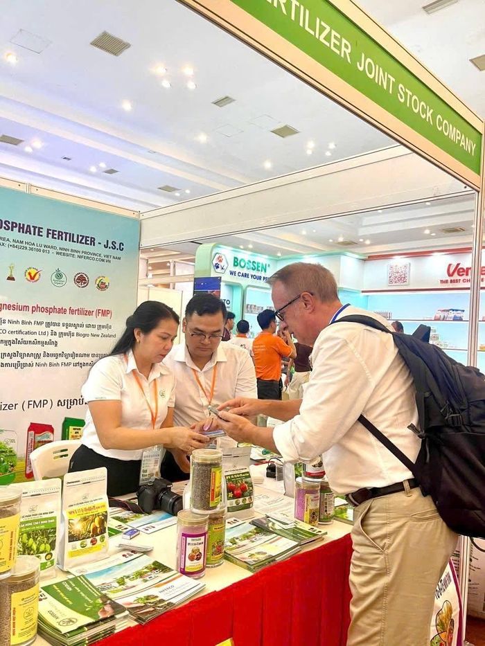 Rất nhiều khách quốc tế tìm hiểu các sản phẩm xuất khẩu của Phân lân Ninh Bình tại gian hàng NIFERCO trong khuôn khổ Triển lãm Quốc tế Nông nghiệp Campuchia 2026. Ảnh: Phân lân Ninh Bình 