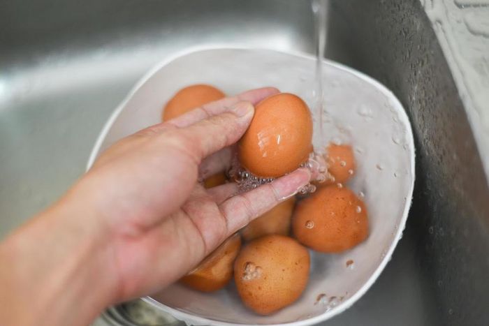 Không nên rửa trứng trước khi cho vào tủ lạnh. Ảnh minh họa.
