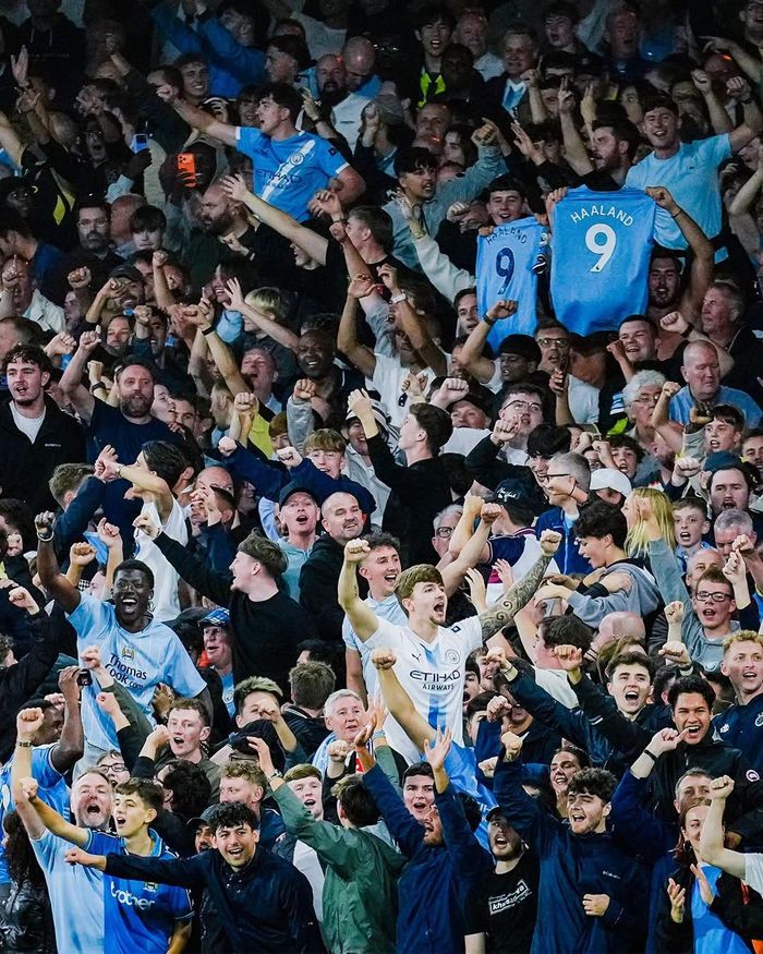 Niềm vui của các cổ động viên đội khách khi Man City đánh bại Crystal Palace 4-1
