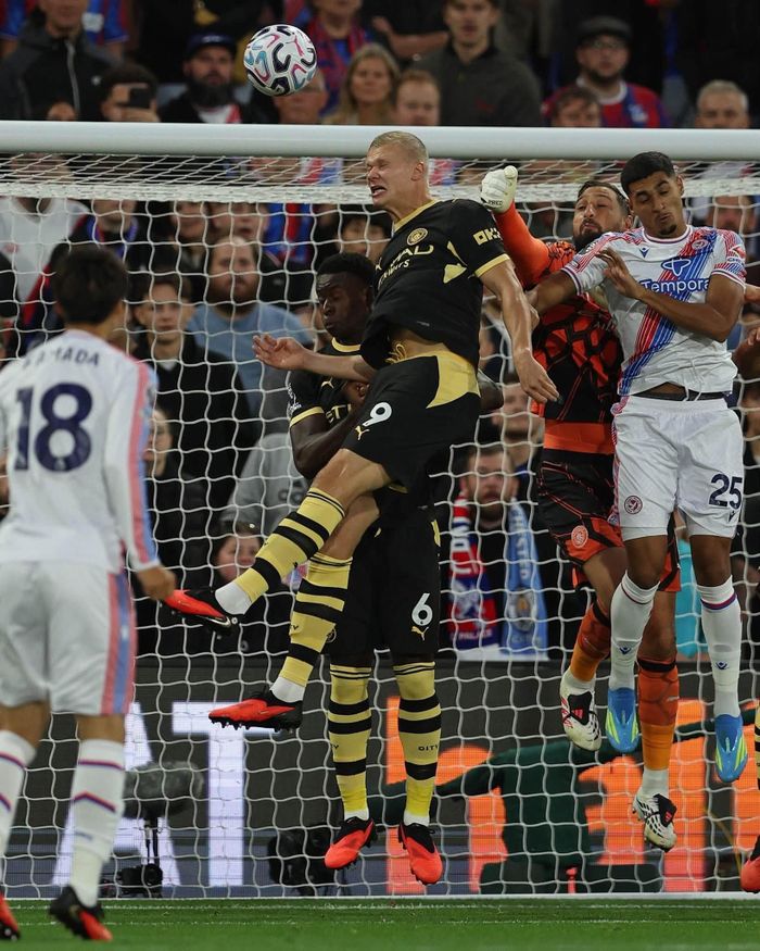 Haaland bật cao đánh đầu mở tỷ số, đưa Man City vượt lên dẫn trước Crystal Palace 1-0