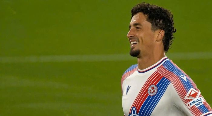 Crystal Palace rút ngắn tỷ số xuống 1-2 sau tình huống đá phạt của Pino khiến Donnarumma phản lưới