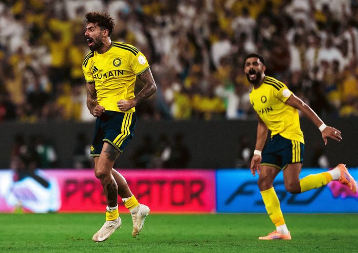 Samú Costa tung cú sút xa hiểm hóc, đưa Al Nassr trở lại vạch xuất phát ngay trước khi hiệp một khép lại