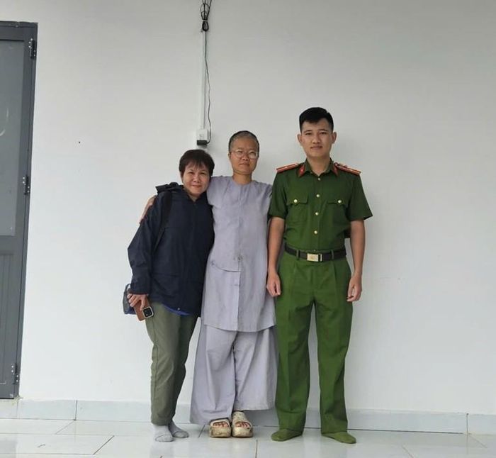 Cán bộ Công an xã Đinh Trang Thượng hỗ trợ chị H.T.Đ.M trong quá trình xác minh, đưa chị trở về với gia đình. Ảnh: CA.