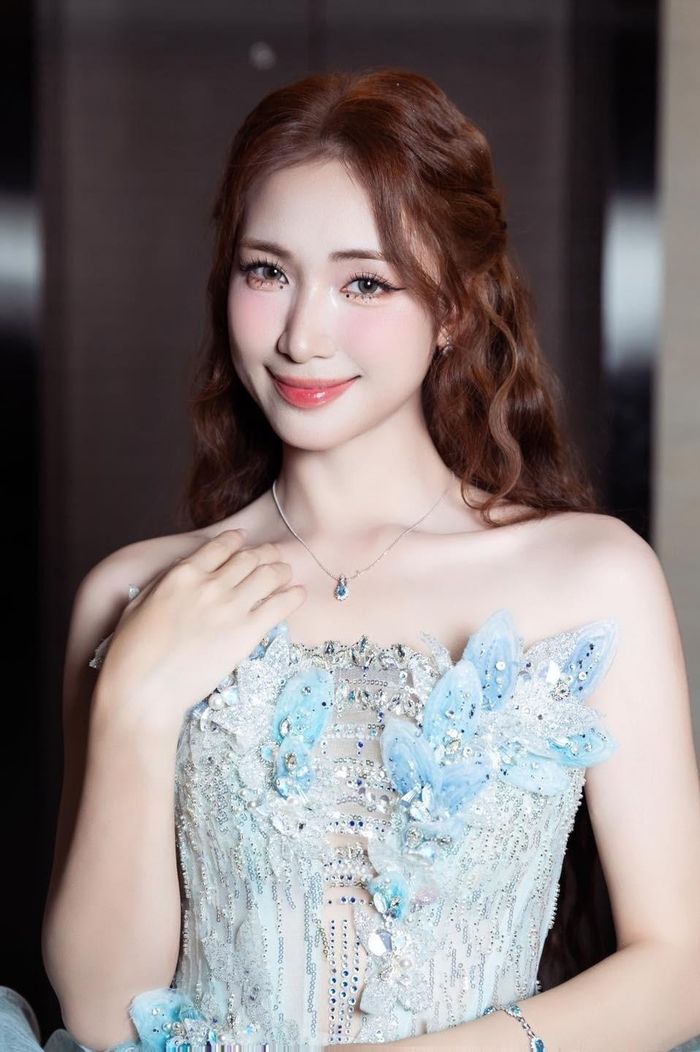 Hòa Minzy được biết đến rộng rãi sau khi trở thành Quán quân chương trình Học viện Ngôi sao năm 2014. Ảnh: FBNV