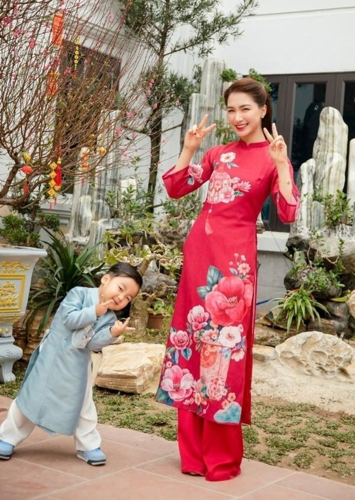 Dịp Tết 2022, Hòa Minzy lần đầu hé lộ một góc căn biệt thự bề thế trong bức ảnh sum họp cùng gia đình, họ hàng. Ảnh: FBNV