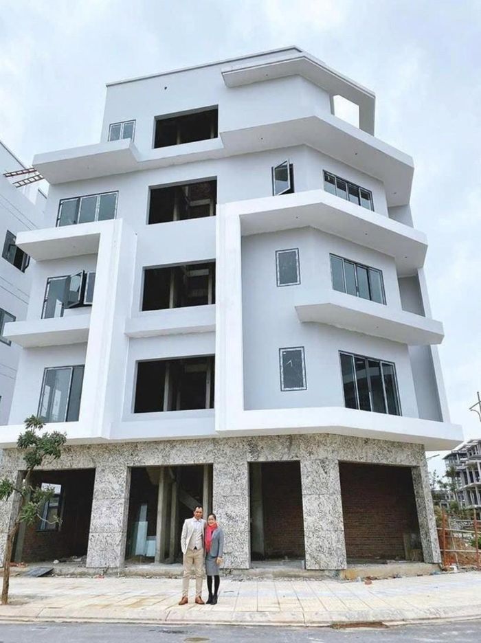 Đầu năm 2020, giọng ca Không Thể Cùng Nhau Suốt Kiếp từng chia sẻ việc xây tặng bố mẹ một căn nhà 5 tầng khang trang. Ảnh: FBNV