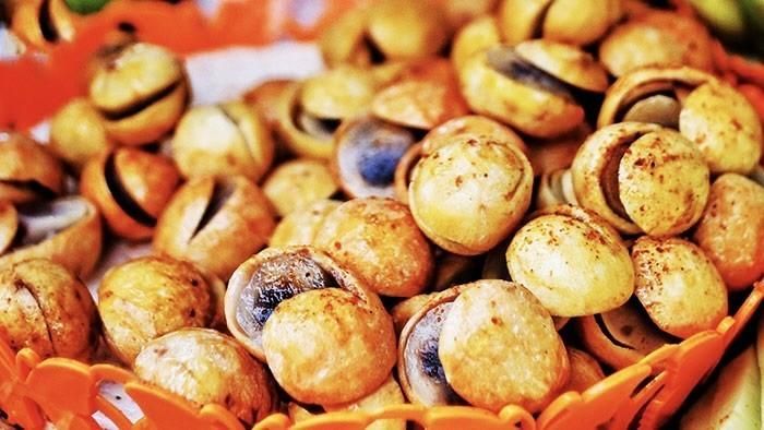 Vị chua thanh hoà cùng chút mặn, ngọt đã tạo nên hương vị đặc trưng của những túi sấu chín dầm. Ảnh minh họa