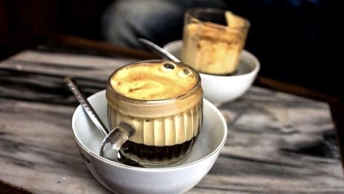 Ngoài những món ăn trên, bạn còn có thể thưởng thức bát bánh trôi tàu hay cốc cà phê trứng nóng, vừa nhâm nhi, vừa ngắm nhìn phố phường Hà Nội. Ảnh minh họa
