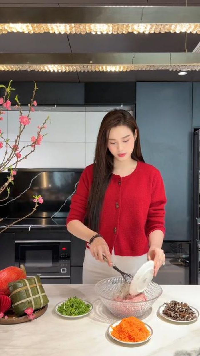 Đỗ Hà trổ tài vào ngày Tết.