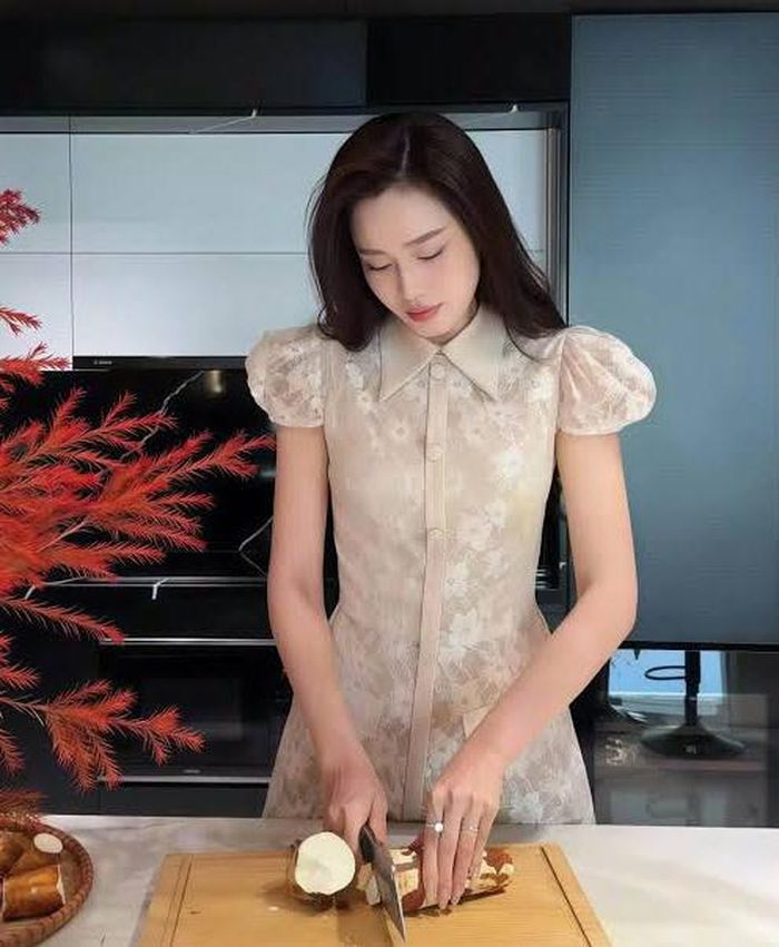 Cô nàng đang nấu chè mochi sắn dẻo.