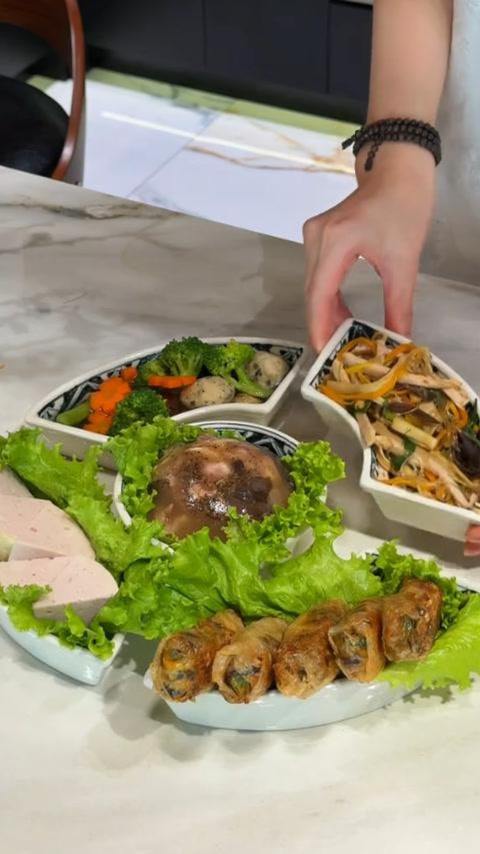 Những bữa cơm của cặp vợ chồng son.↵