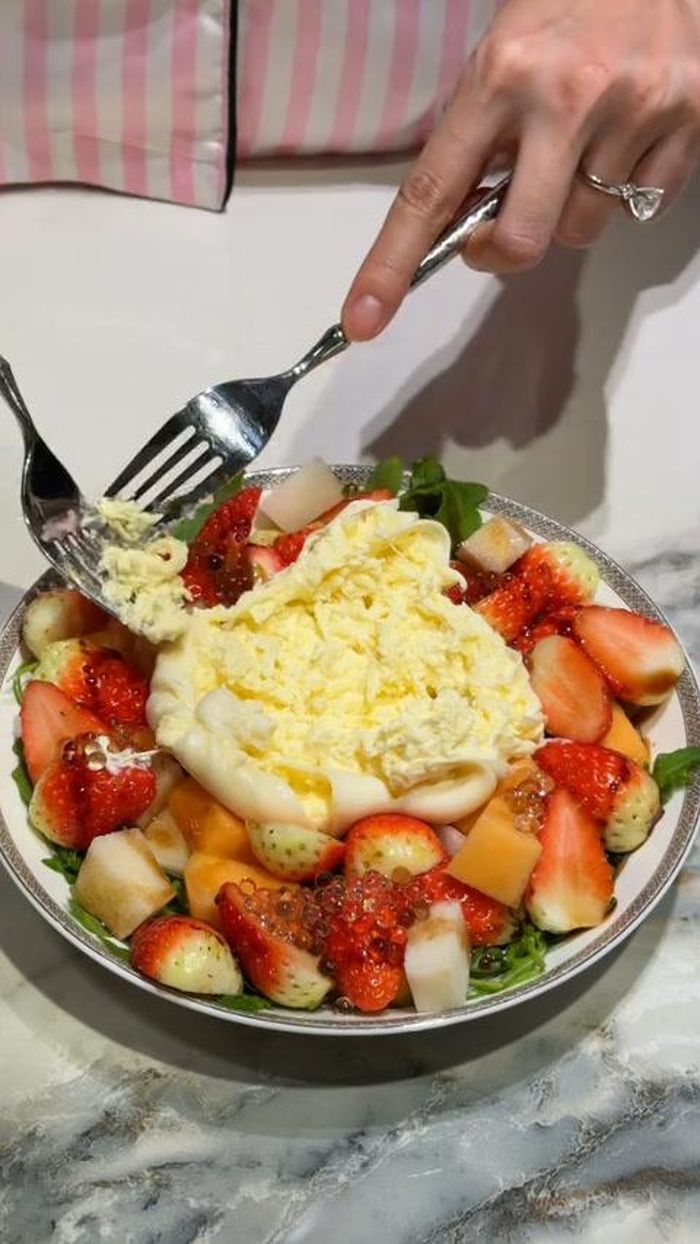 salad dâu tây phô mai burrata.